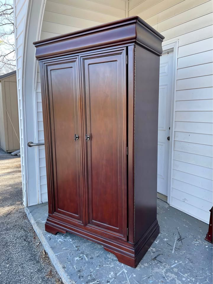 Armoire/Wardrobe/Storage
