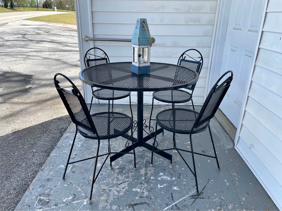 Retro Outdoor Metal Table and 4 Matching chairs