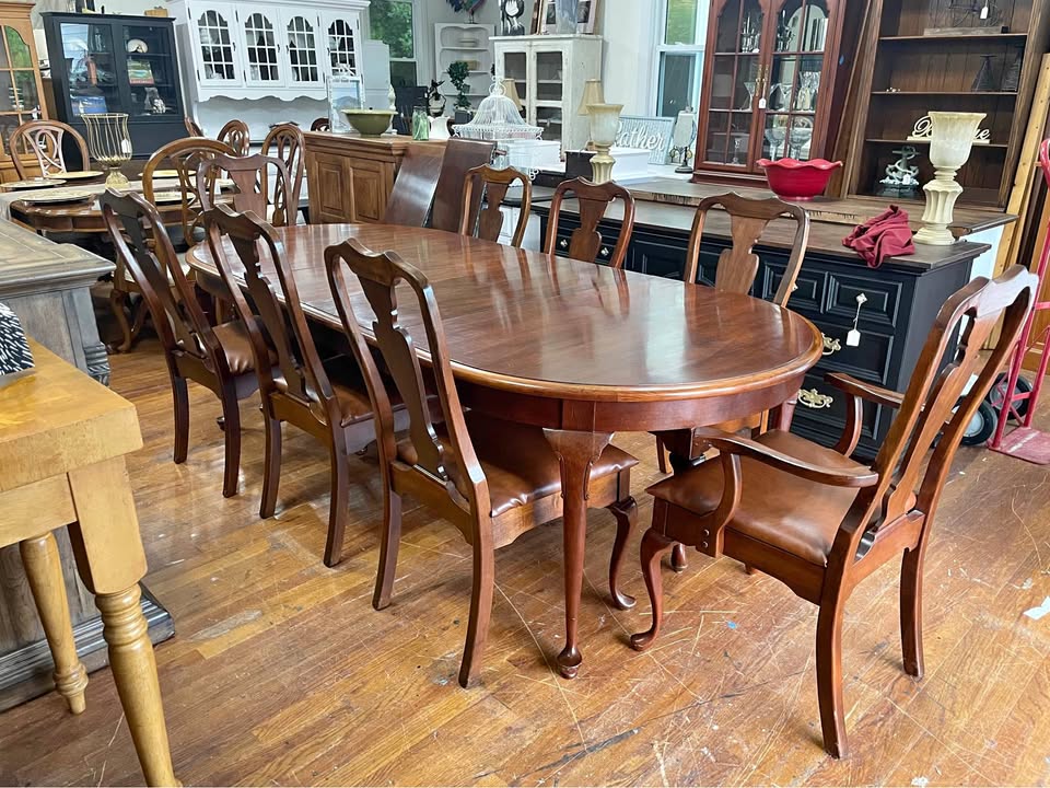 Cochrane Queen Anne Style Dining Table and 8 Chairs