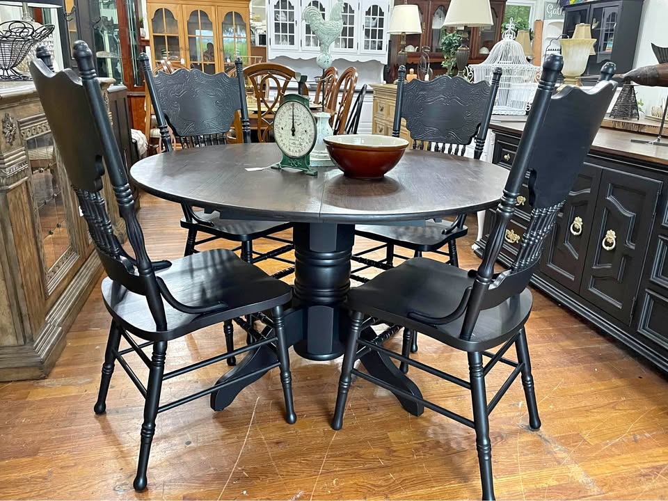 Round Pedestal Dining Table and 4 Chairs Set