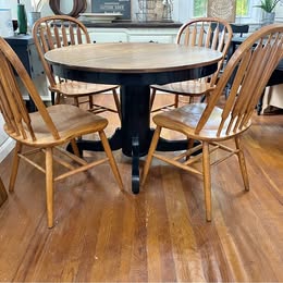 Solid Oak Table, 2 Leafs and 4 Chairs