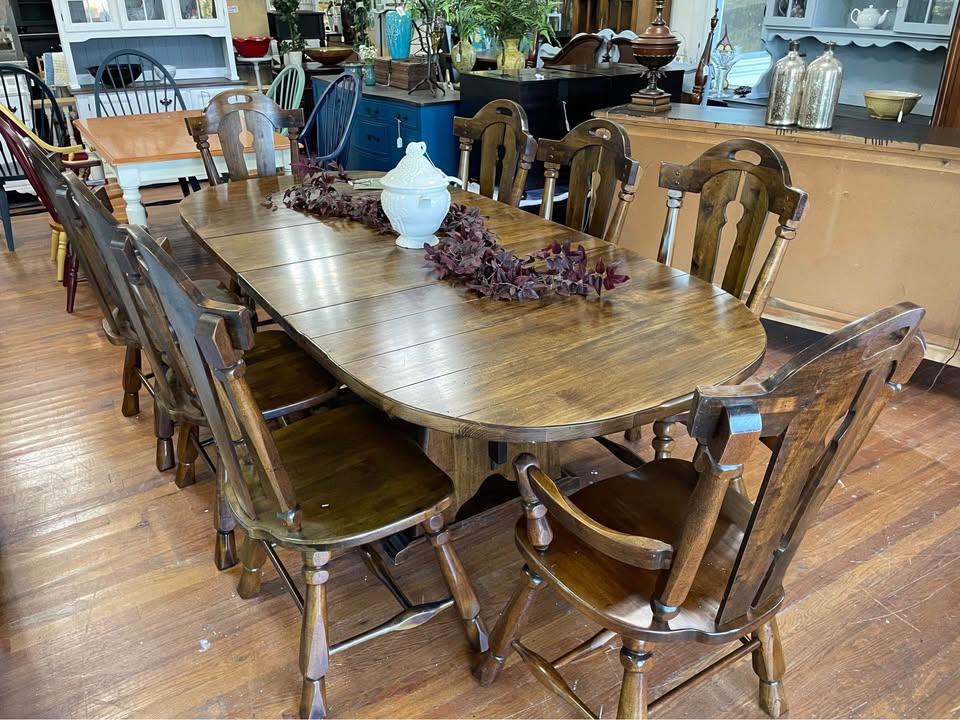 Farmhouse Style Table, 8 Chairs and 2 Leaves